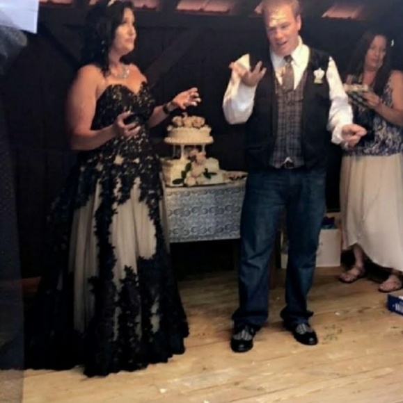 Gorgeous lace and tulle gown - Picture 5 of 5